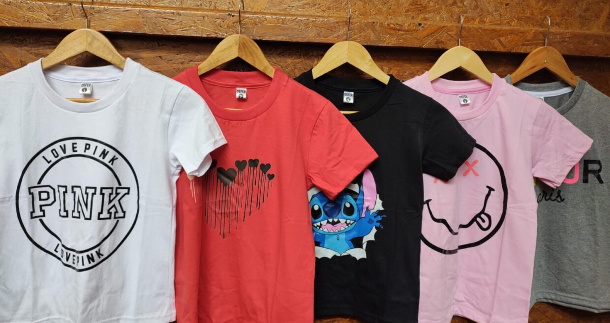 REMERA ESTAMPADA DE DAMA